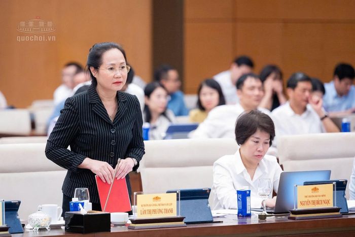 Bộ trưởng Bộ Văn hóa, Thể thao và Du lịch Lâm Thị Phương Thanh trình bày tờ trình tóm tắt dự án Luật Phát triển công nghiệp văn hóa.  Ảnh: Cổng thông tin điện tử Quốc hội.