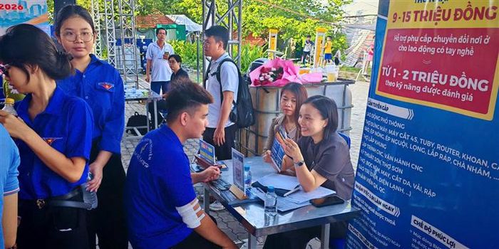 Một buổi tư vấn, giới thiệu việc làm tại Trung tâm Dịch vụ việc làm TP.HCM. Ảnh: VLHCM