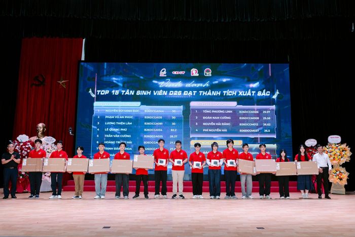 Khen thưởng các tân sinh viên D26 đạt thành tích xuất sắc