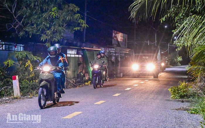 Tổ tuần tra làm nhiệm vụ trên các tuyến đường liên ấp.