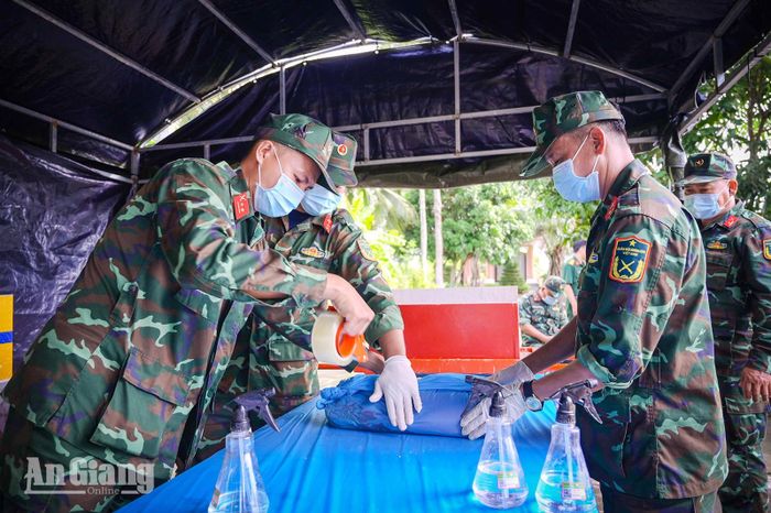 Thành viên đội lấy mẫu số 2 lấy mẫu sinh phẩm hài cốt liệt sĩ ở Nghĩa trang Liệt sĩ tỉnh, phường Rạch Giá.
