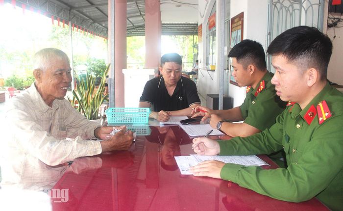 Công an xã Vĩnh Trạch hỗ trợ người dân thực hiện thủ tục hành chính.