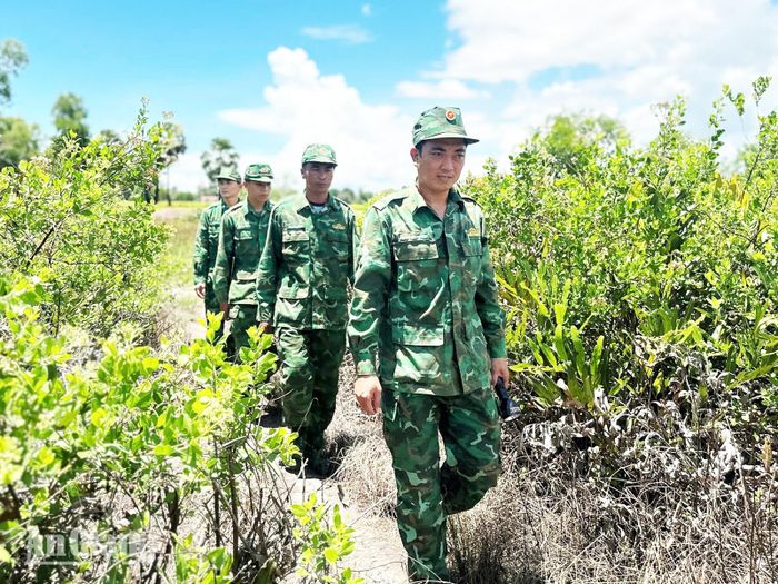 Cán bộ, chiến sĩ chốt số 3 Đồn Biên phòng Cửa khẩu Giang Thành tuần tra đường biên. Ảnh: ÚT CHUYỀN
