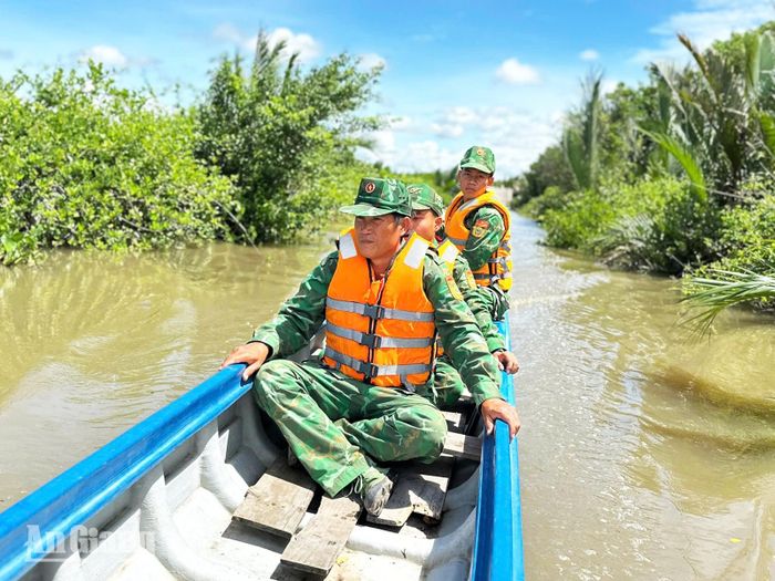 Cán bộ, chiến sĩ Đồn Biên phòng Phú Mỹ tuần tra trên sông. Ảnh: ÚT CHUYỀN