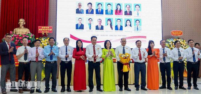 Lãnh đạo tỉnh tặng hoa chúc mừng Ban Chấp hành Liên hiệp các Hội Văn học Nghệ thuật tỉnh An Giang nhiệm kỳ 2026 - 2031.