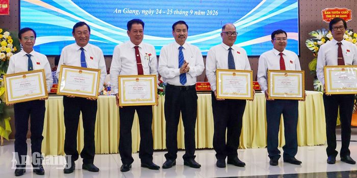 Liên hiệp các Hội Văn học Nghệ thuật Việt Nam tặng bằng khen 6 cá nhân có thành tích xuất sắc giai đoạn 2020 - 2025.