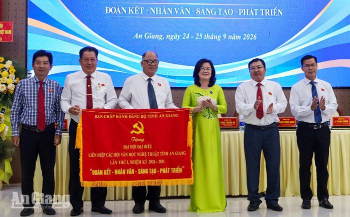 Phó Chủ tịch Ủy ban MTTQ Việt Nam tỉnh An Giang Hà Minh Trang trao bức trướng chúc mừng đại hội.