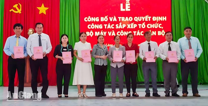 Phó Bí thư Thường trực Đảng ủy phường Chi Lăng Trần Thị Biên trao quyết định thành lập 9 chi bộ trực thuộc.