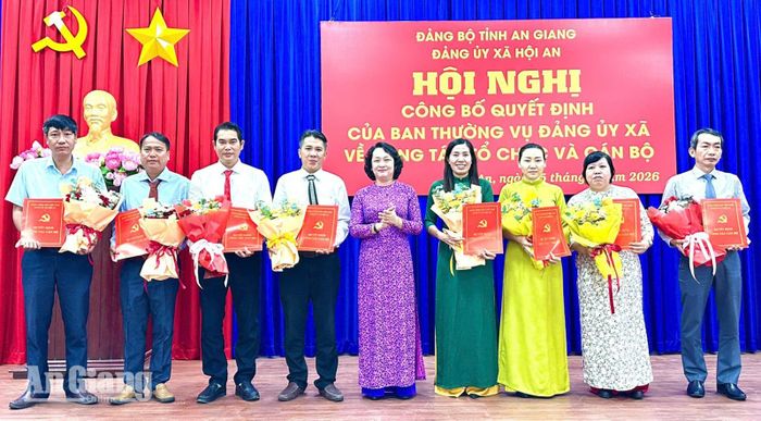 Trao quyết định thành lập các chi bộ trực thuộc Đảng ủy xã. Ảnh: Ánh Minh