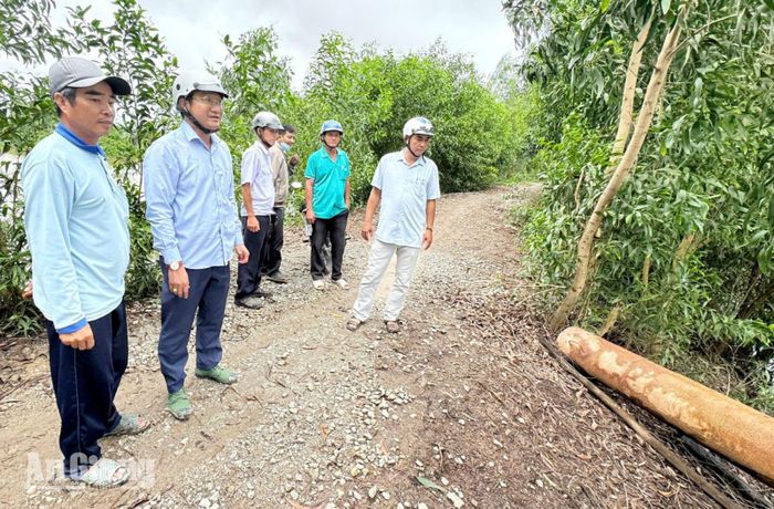 Đoàn công tác của UBND xã Ô Lâm kiểm tra khu vực có nguy cơ bị ngập úng.