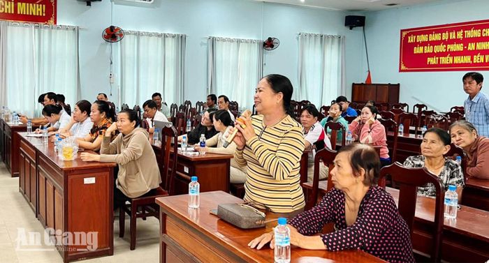 Hội viên phụ nữ phường Hà Tiên kiến nghị cần bảo đảm đủ sách giáo khoa cho học sinh ngay từ đầu năm học.