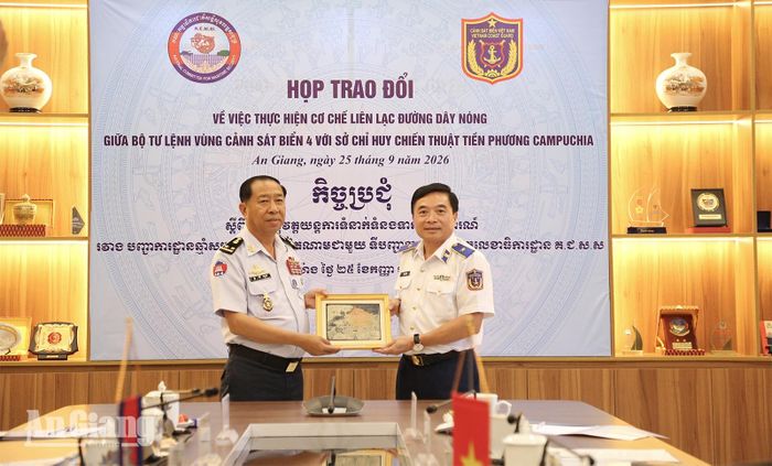 Thiếu tướng Đào Bá Việt, Tư lệnh Vùng Cảnh sát biển 4 tặng quà cho Phó Đô đốc Ly Hout.
