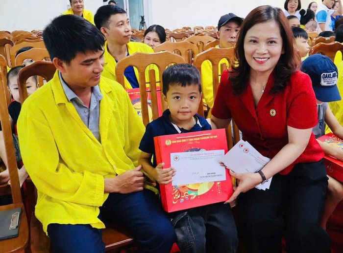 Lãnh đạo Hội Chữ thập đỏ thành phố trao quà Trung thu cho thiếu nhi tại Bệnh viện Sản - Nhi Bắc Ninh số 1.
