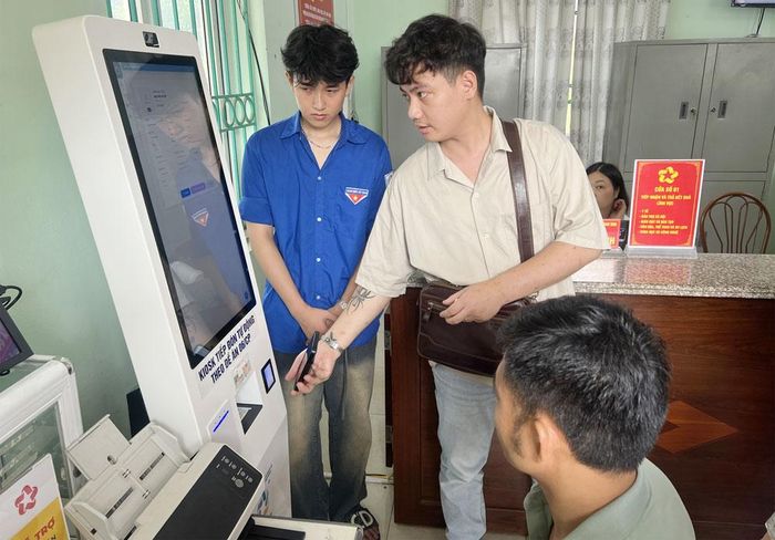  Người dân xã Quang Trung sử dụng kiosk đón tiếp tự động khi đến làm thủ tục hành chính tại Trung tâm Phục vụ hành chính công xã. 