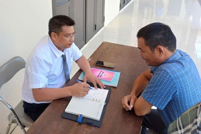  Luật sư của Đoàn Luật sư thành phố Bắc Ninh tư vấn, trợ giúp pháp lý cho người dân xã Kiên Lao. 