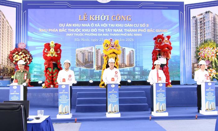  Đồng chí Nguyễn Hồng Thái và các đại biểu thực hiện nghi thức khởi công dự án. 