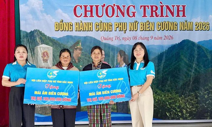 Đồng chí Nguyễn Phương Mai, Chủ tịch Hội Liên hiệp Phụ nữ thành phố Bắc Ninh (ngoài cùng bên phải) trao hỗ trợ "Mái ấm biên cương" cho hội viên phụ nữ xã Đakrông.