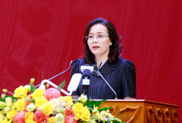 Phó Bí thư Thường trực Thành ủy Nguyễn Thị Hương báo cáo tình hình, kết quả thực hiện nhiệm vụ quý III, nhiệm vụ trọng tâm quý IV/2026 của đảng bộ các xã, phường.