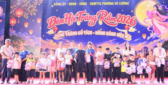  Các đại biểu trao quà cho học sinh, thiếu nhi có hoàn cảnh khó khăn trên địa bàn phường. 