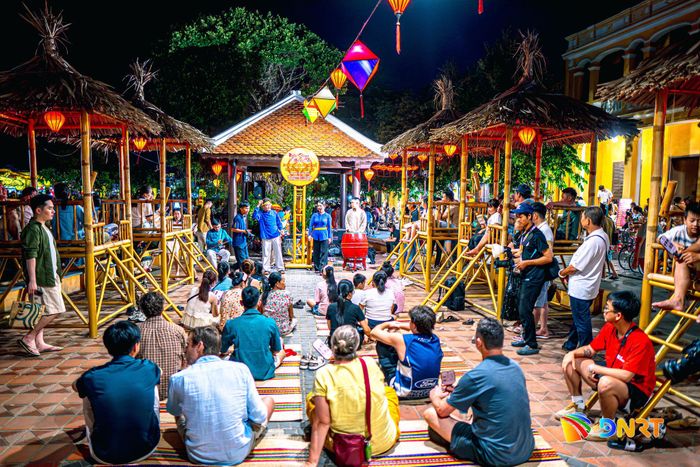 Trò chơi bài chòi xứ Quảng được đông đảo người dân và du khách hưởng ứng. Ảnh: HUỲNH VĂN TRUYỀN