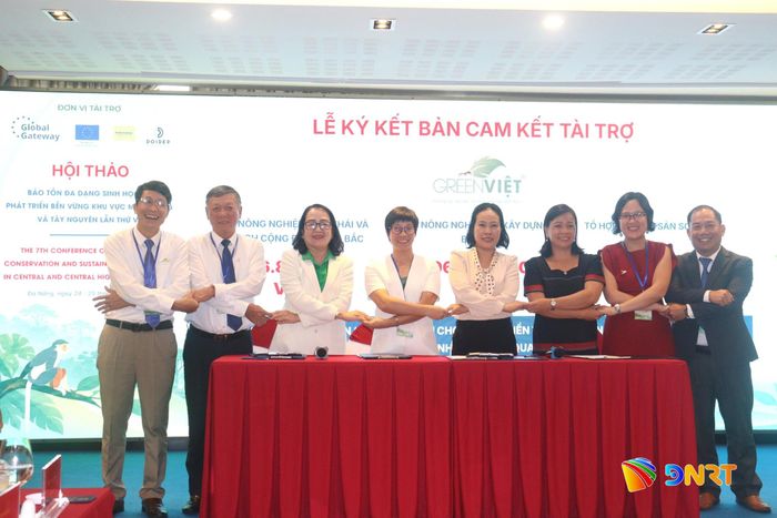 Green Việt cùng đại diện các hợp tác xã, tổ hợp tác tại lễ ký cam kết tài trợ thực hiện các dự án kinh tế xanh, kinh tế tuần hoàn. Ảnh: HOÀNG HIỆP
