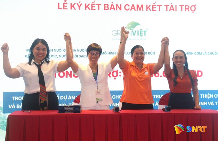 Đại diện Green Việt cùng những phụ nữ được tài trợ triển khai các sáng kiến sản xuất, kinh doanh theo hướng kinh tế xanh, kinh tế tuần hoàn. Ảnh: HOÀNG HIỆP