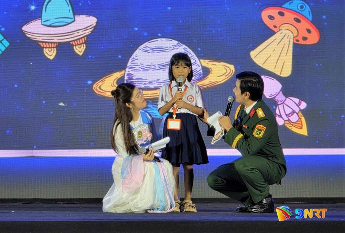 Em Blúp Thị Thanh Hà chia sẻ ước mơ của mình khiến nhiều người xúc động. Ảnh: ALĂNG NGƯỚC