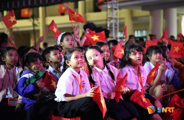 Học sinh miền núi háo hức theo dõi chương trình vui hội Trung thu đặc biệt tại biên giới. Ảnh: ALĂNG NGƯỚC