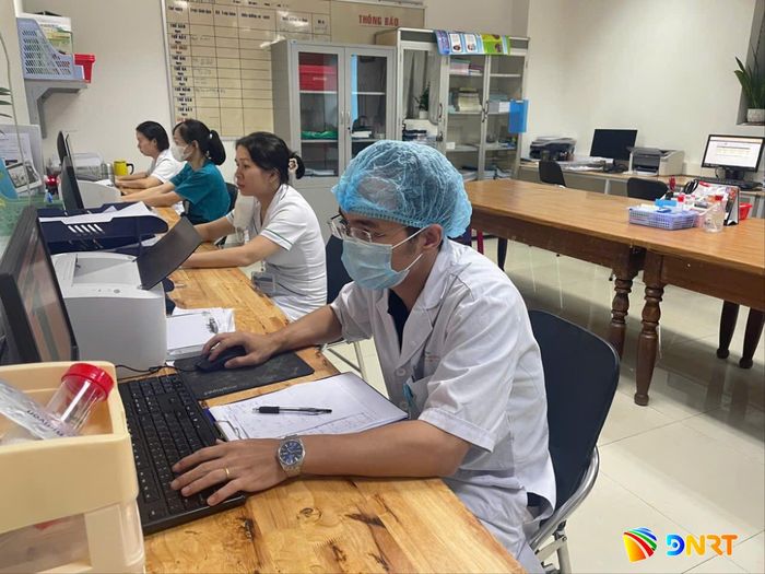 Đội ngũ y bác sĩ của Bệnh viện Phụ sản - Nhi Quảng Nam thực hiện thủ tục trên hệ thống bệnh án điện tử. Ảnh: M.Đức