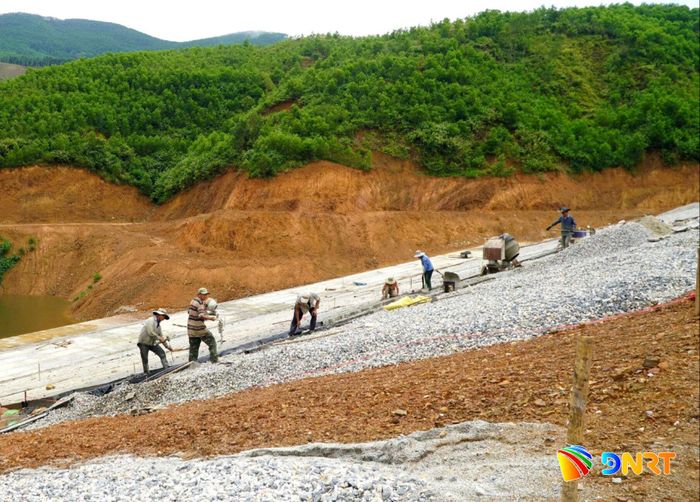 Ngành chức năng đầu tư nâng cấp công trình thủy lợi để đảm bảo an toàn trong mùa mưa bão. Ảnh: QUANG VIỆT