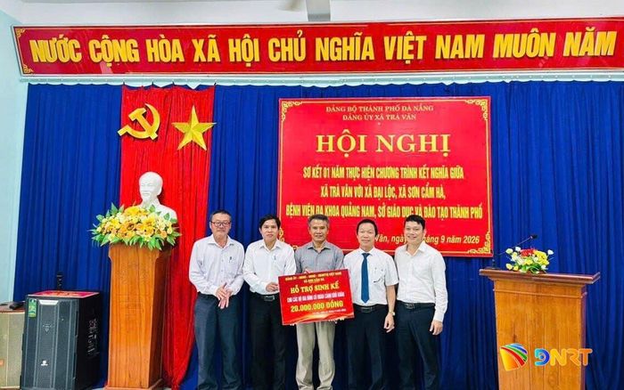 Xã Sơn Cẩm Hà trao tặng mô hình sinh kế trị giá 20 triệu đồng cho một hộ dân khó khăn của xã Trà Vân. Ảnh: D.L