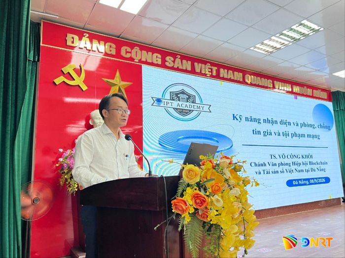 Tiến sĩ Võ Công Khôi tuyên truyền, phân tích thực trạng lừa đảo tinh vi trên không gian mạng và cách thức phòng tránh cho cán bộ, hội viên nông dân. Ảnh: XUÂN ĐÔNG