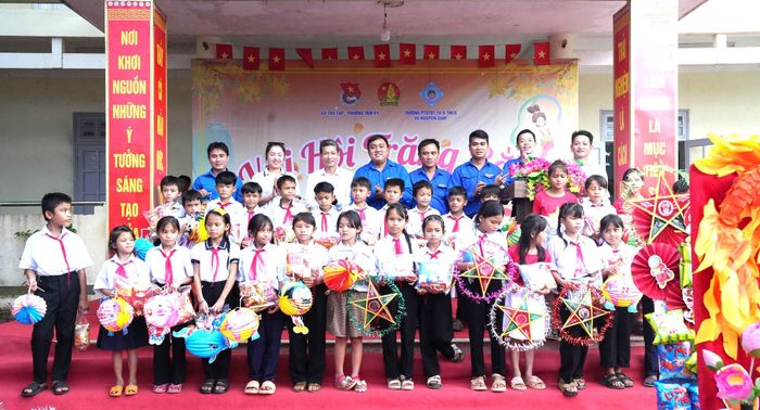 Nhiều phần quà được Đoàn phường Tam Kỳ trao tặng các em nhỏ vùng cao Trà Tập. Ảnh: THIỆN TÙNG
