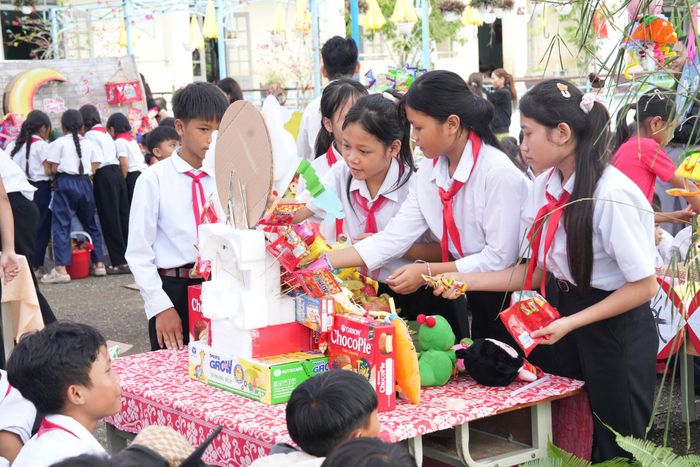 Các em nhỏ thích thú thi trưng bày mâm cỗ. Ảnh: THIỆN TÙNG