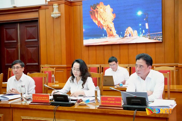 Phó Bí thư Thường trực Thành ủy Nguyễn Khắc Toàn, Phó Trưởng ban Chỉ đạo (ngoài cùng bên phải) cùng đại diện Vụ địa phương 2 (Ban Nội chính Trung ương) và các đại biểu dự phiên họp. Ảnh: T.CÔNG