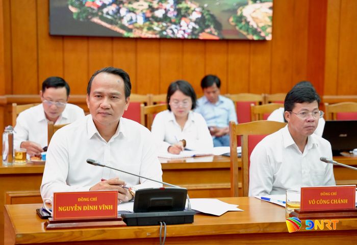 Phó Bí thư Thành ủy, Chủ tịch Ủy ban MTTQ Việt Nam thành phố Nguyễn Đình Vĩnh (hàng đầu bên trái) và Trưởng ban Nội chính Thành ủy Võ Công Chánh (hàng đầu bên phải) dự phiên họp. Ảnh: T.CÔNG