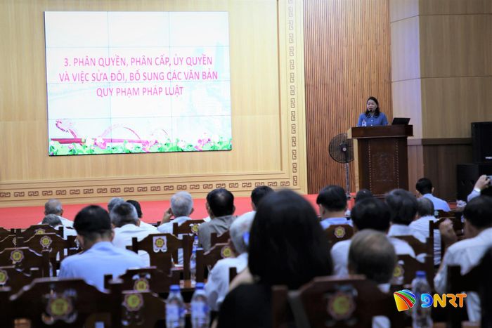 Báo cáo viên thông tin một số nội dung về tình hình chung của thành phố sau sáp nhập đến với cán bộ, đảng viên hưu trí. Ảnh: ĐĂNG NGUYÊN