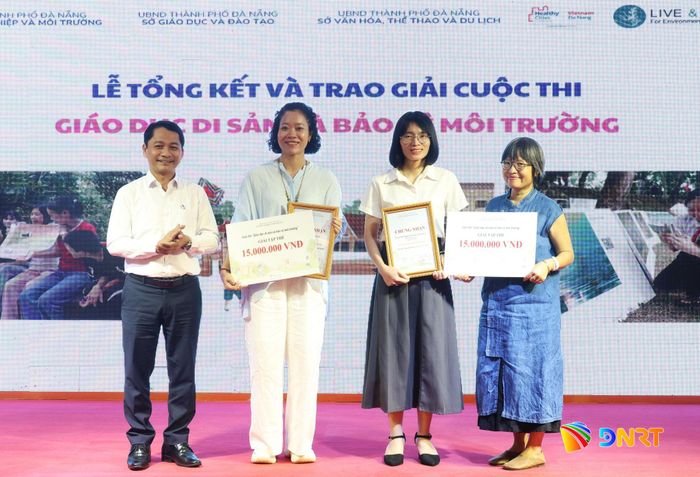 Ban tổ chức trao giải cho 2 giải tập thể xuất sắc. Ảnh: NGỌC HÀ