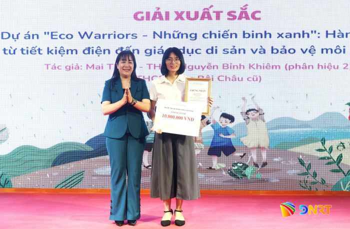 Ban tổ chức trao giải xuất sắc cho dự án “Eco Warriors - những chiến binh xanh”. Ảnh: NGỌC HÀ