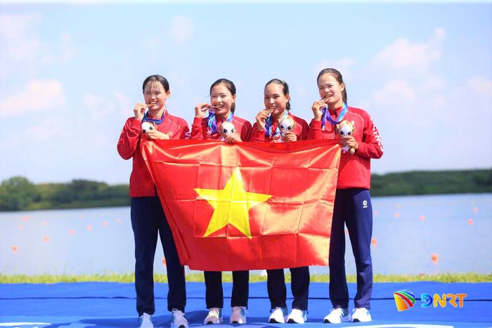 Vận động viên Dư Thị Bông (thứ 2, bên trái sang) cùng đồng đội giành Huy chương Đồng nội dung thuyền bốn nữ một mái chèo. Ảnh do nhân vật cung cấp