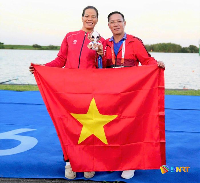Huấn luyện viên Tống Hữu Dũng và vận động viên Phạm Thị Huệ trong niềm vui giành huy chương. Ảnh do nhân vật cung cấp