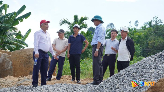 Lãnh đạo xã Trà My khảo sát, chỉ đạo giải quyết vướng mắc trong đầu tư công. Ảnh: D.L