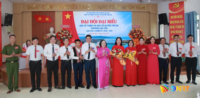 Lãnh đạo Hội Từ thiện và Bảo vệ quyền trẻ em thành phố Đà Nẵng và lãnh đạo phường Hải Vân tặng hoa chúc mừng Ban Chấp hành Hội Từ thiện và Bảo vệ quyền trẻ em phường Hải Vân nhiệm kỳ 2026 - 2031. Ảnh: ĐẮC MẠNH