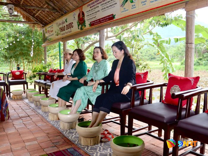 Đại biểu trải nghiệm sản phẩm du lịch sức khỏe “Ngâm chân thảo dược dưới tán rừng”. Ảnh: QUỐC TUẤN