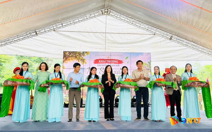 Đại biểu thực hiện nghi thức cắt băng khai trương sản phẩm du lịch mới tại Khu đền tháp Mỹ Sơn. Ảnh: QUỐC TUẤN