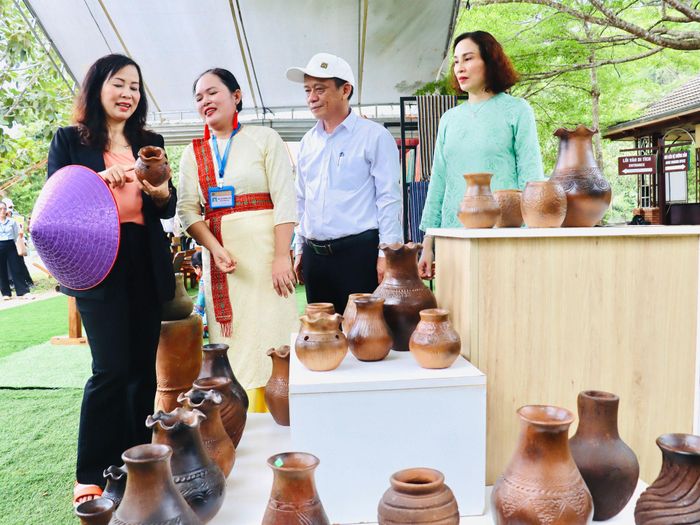 Giám đốc Sở Văn hóa, Thể thao và Du lịch Trương Thị Hồng Hạnh (ngoài cùng bên trái) tham quan không gian gốm Chăm tại Khu đền tháp Mỹ Sơn. Ảnh: QUỐC TUẤN
