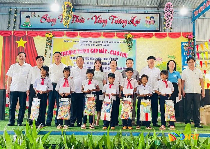 Tặng quà Trung thu cho học sinh xã Trà Vân. Ảnh: NGUYỄN TUYẾT