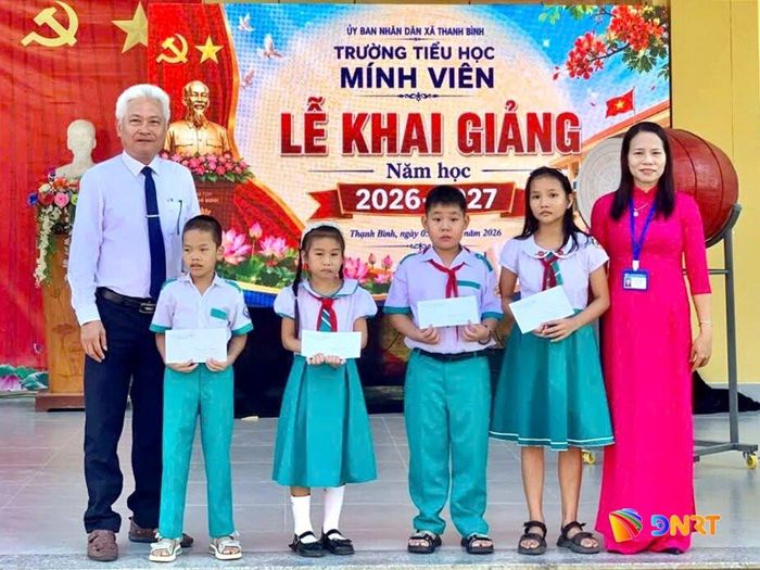 Các nhà hảo tâm trao học bổng cho học sinh có hoàn cảnh khó khăn của Trường Tiểu học Mính Viên. Ảnh: HOÀNG ĐẠO