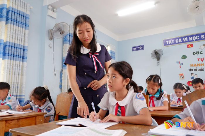 Em Lê Nguyễn Thùy Nhi có điều kiện học tập tốt hơn nhờ sự giúp đỡ của các nhà hảo tâm và thầy cô. Ảnh: HOÀNG ĐẠO