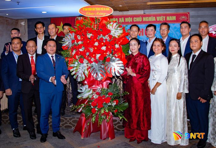 Phó Chủ tịch UBND thành phố Nguyễn Thị Anh Thi (hàng đầu, thứ 4 bên phải sang) tặng hoa chúc mừng Ban Chấp hành Liên đoàn Quần vợt thành phố Đà Nẵng nhiệm kỳ 2026 - 2031. Ảnh: BẢO LÂM